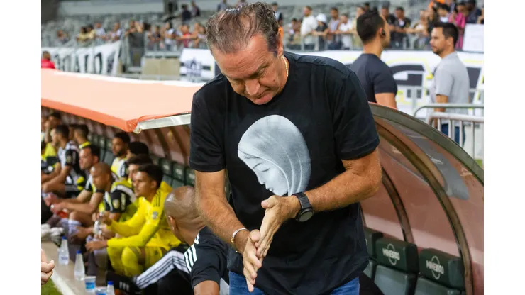 Foto: (Fernando Moreno/AGIF) - Cuca pode perder uma de suas opções defensivas no Atlético para um rival carioca