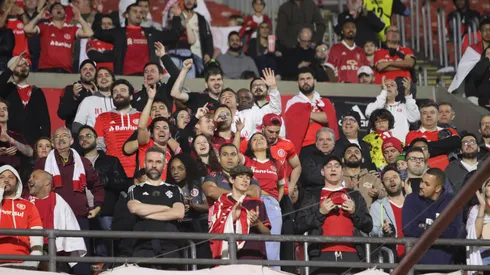 Foto: (Twitter Oficial Internacional/Divulgação) – Torcedores do Internacional comemoraram mais uma vitória sobre o São Paulo no Morumbi nesta terça (8)
