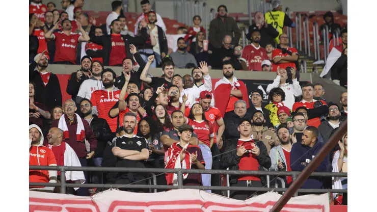 Foto: (Twitter Oficial Internacional/Divulgação) - Torcedores do Internacional comemoraram mais uma vitória sobre o São Paulo no Morumbi nesta terça (8)