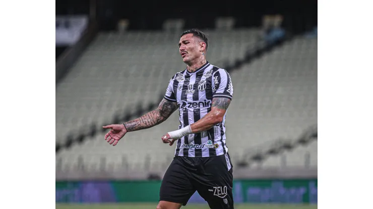 Foto: (Lucas Emanuel/AGIF) - Vina é uma das esperanças do Ceará para evitar o rebaixamento à Série B