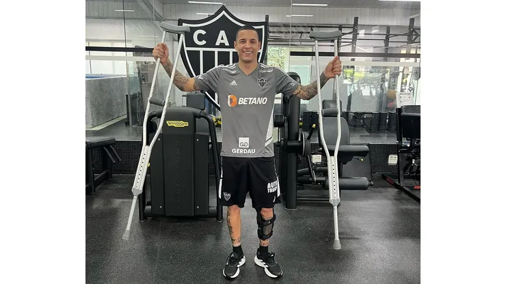 Foto: (Reprodução/Twitter Atlético) - Guilherme Arana está se recuperando de uma cirurgia no Atlético