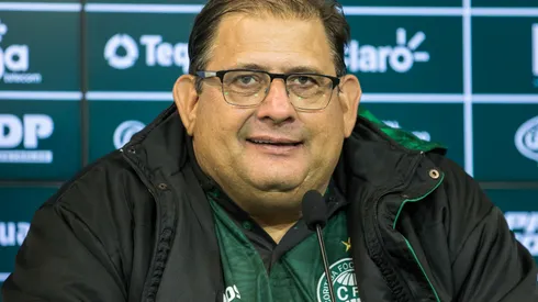 Foto: (Robson Mafra/AGIF) – Guto Ferreira conseguiu evitar o rebaixamento do Coritiba à Série B