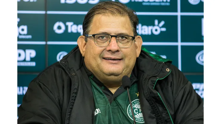Foto: (Robson Mafra/AGIF) - Guto Ferreira conseguiu evitar o rebaixamento do Coritiba à Série B