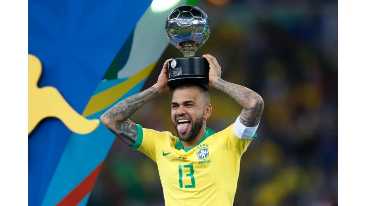 Photo by Lucas Uebel/Getty Images - Daniel Alves estará presente na Copa do Mundo