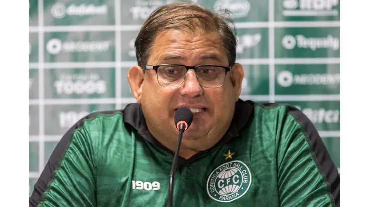Foto: (Robson Mafra/AGIF) - Guto Ferreira tem a missão de garantir a permanência do Coritiba na elite do futebol brasileiro