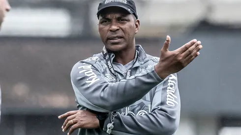 Foto: (Ivan Storti/Santos FC) – Orlando Ribeiro foi obrigado a mexer na escalação do Santos para o jogo contra o Avaí