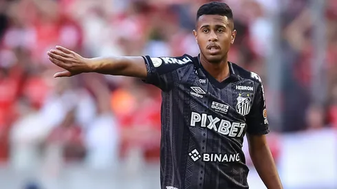 Foto: (Pedro H. Tesch/AGIF) – Ed Carlos virou desfalque certo no Santos