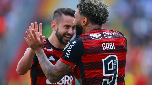 Foto: (Hector Vivas/Getty Images) – Gabigol e Éverton Ribeiro são um dos representantes do Flamengo na seleção da Libertadores