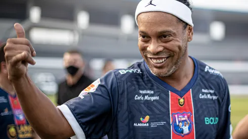 Foto: (Celio Junior/AGIF) – O talento de Ronaldinho Gaúcho encantou a atriz Jenna Ortega, que faz a personagem Wandinha na série homônima da Netflix