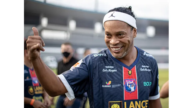 Foto: (Celio Junior/AGIF) - O talento de Ronaldinho Gaúcho encantou a atriz Jenna Ortega, que faz a personagem Wandinha na série homônima da Netflix