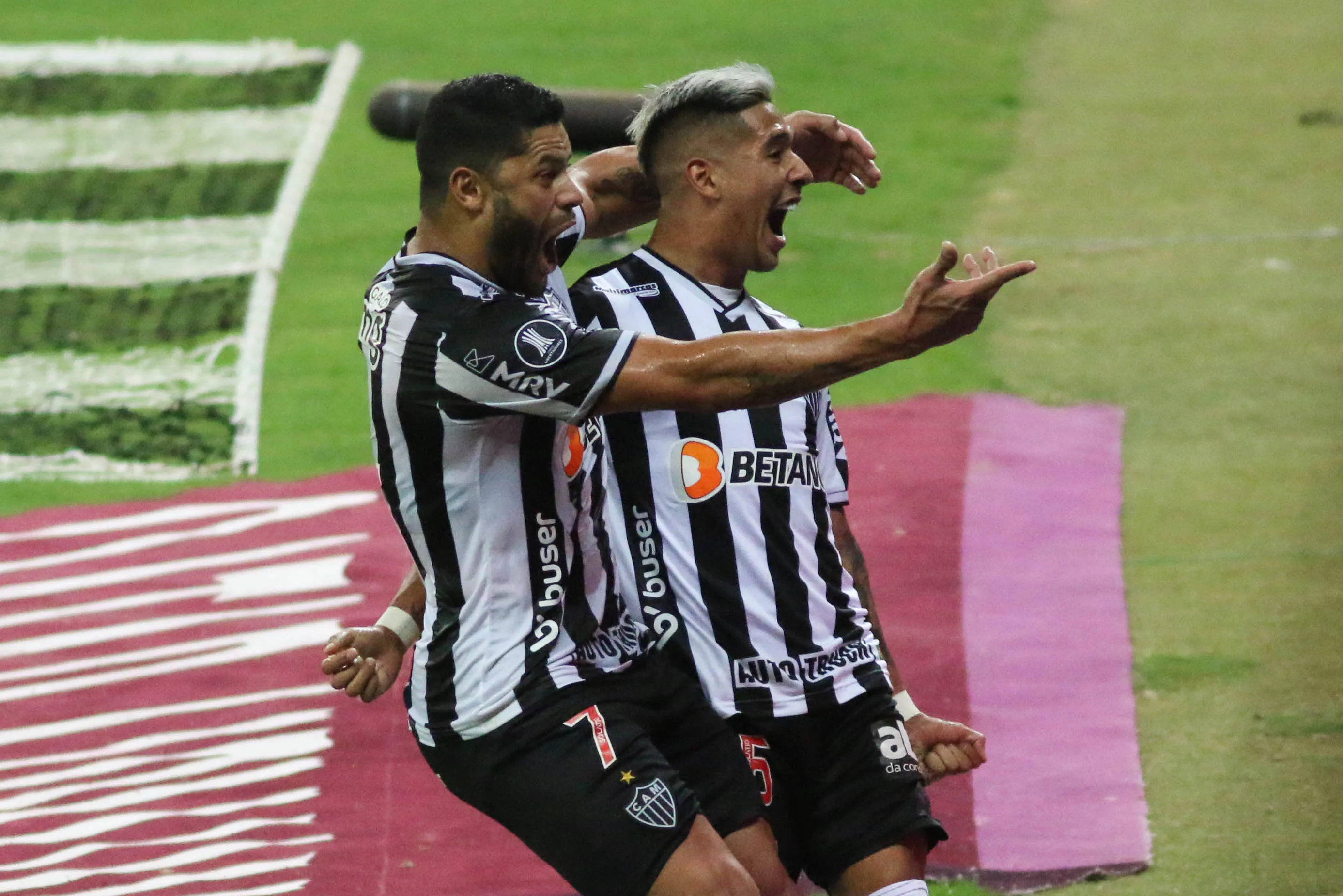 Foto: Fernando Moreno/AGIF – Atlético-MG x River Plate (Hulk e Zaracho)
