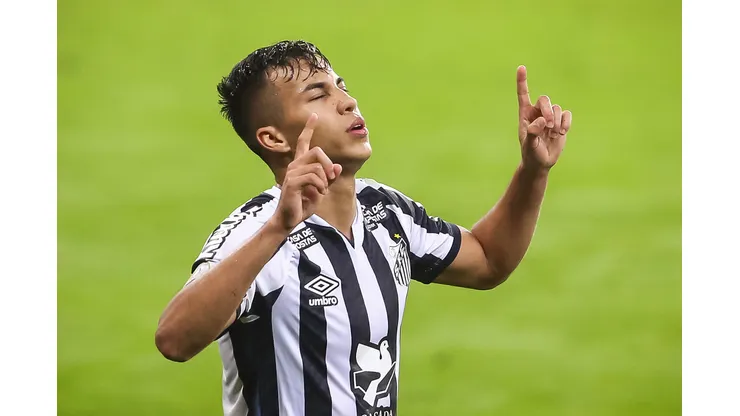 RS - Porto Alegre - 13/08/2020 - BRASILEIRO A 2020, INTERNACIONAL X SANTOS - Kaio Jorge jogador do Santos comemora seu gol durante partida contra o Internacional no estadio Beira-Rio pelo campeonato Brasileiro A 2020. Foto: Pedro H. Tesch/AGIF