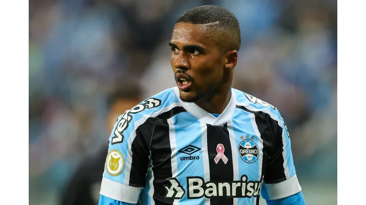 Foto: (Pedro H. Tesch/AGIF) - Douglas Costa pode voltar ao Grêmio em 2023