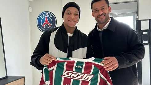 Foto: (Twitter Oficial Fluminense/Divulgação) – Mbappé ganhou uma camisa do Fluminense das mãos de Fred nesta terça (27)