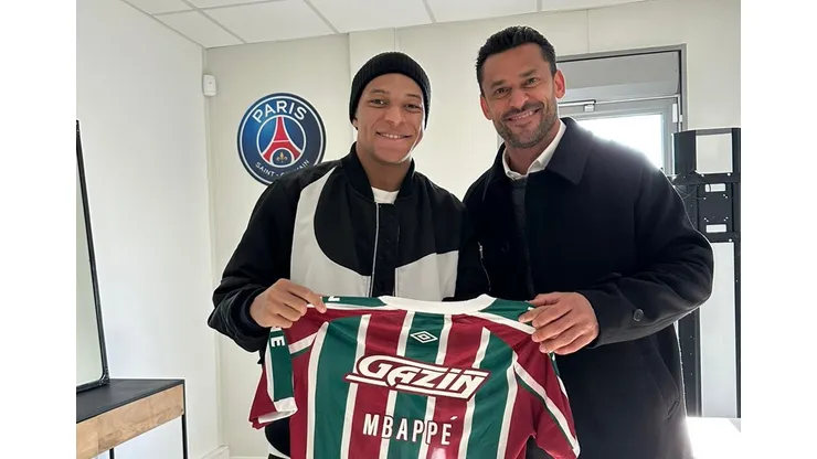 Foto: (Twitter Oficial Fluminense/Divulgação) - Mbappé ganhou uma camisa do Fluminense das mãos de Fred nesta terça (27)