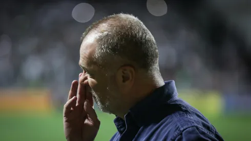 Foto: (Thomás Santos/AGIF) – Mano Menezes, ex-técnico do Cruzeiro, em partida contra o Atlético, válida pelas quartas de final da Copa do Brasil 2019