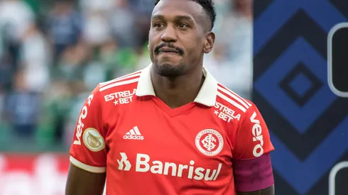 Foto: (Robson Mafra/AGIF) – Edenilson, ex-Internacional, foi procurado pelo Botafogo antes de fechar com o Atlético-MG