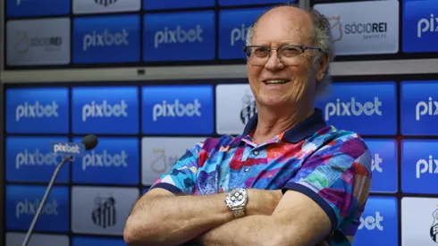 Foto: (Fernanda Luz/AGIF) – Paulo Roberto Falcão revelou a estratégia do Santos no mercado