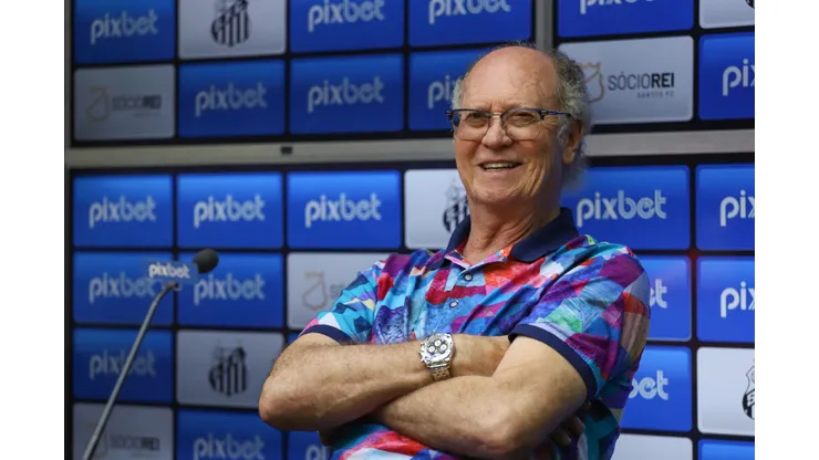 Foto: (Fernanda Luz/AGIF) - Paulo Roberto Falcão revelou a estratégia do Santos no mercado
