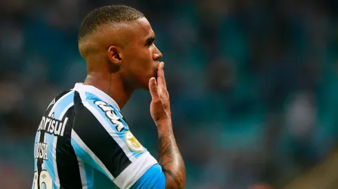 PORTO ALEGRE, BRAZIL – DECEMBER 09: Douglas Costa of Gremio celebrates after scoring the fourth goal of his team during the match between Gremio and Atletico Mineiro as part of Brasileirao Series A at Arena do Gremio on December 09, 2021 in Porto Alegre, Brazil. (Photo by Silvio Avila/Getty Images)