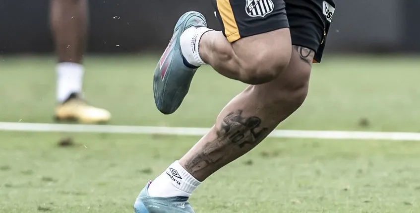 Foto: Ivan Storti/Santos FC – Carabajal tem duas tatuagens referentes a Lionel Messi