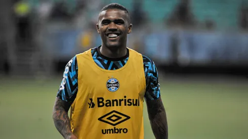 Foto: (Jhony Pinho/AGIF) – Douglas Costa, ex-Grêmio, pode estar prestes a voltar ao Brasil