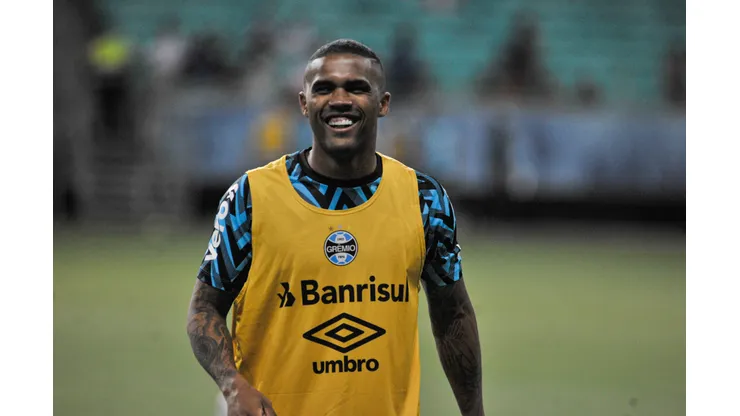 Foto: (Jhony Pinho/AGIF) - Douglas Costa, ex-Grêmio, pode estar prestes a voltar ao Brasil