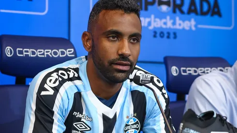 Foto: (Lucas Uebel/Grêmio FBPA) – Everton Galdino durante coletiva do Grêmio nesta segunda (19)
