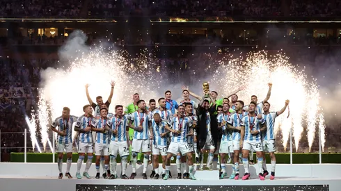 Julian Finney/ Getty Images- Seleção da Argentina celebrando o tricampeonato Mundial