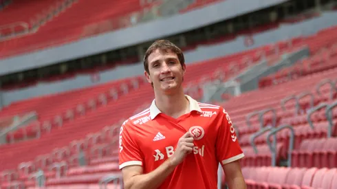 Foto: (Ricardo Duarte/Internacional) – Mário Fernandes, ex-Grêmio, foi apresentado pelo Internacional nesta quinta (15)