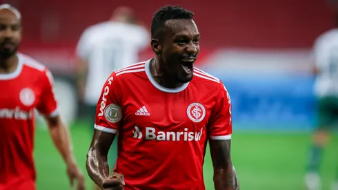 Foto: Fernando Alves/AGIF – Internacional pode negociar Edenílson com o Atlético-MG