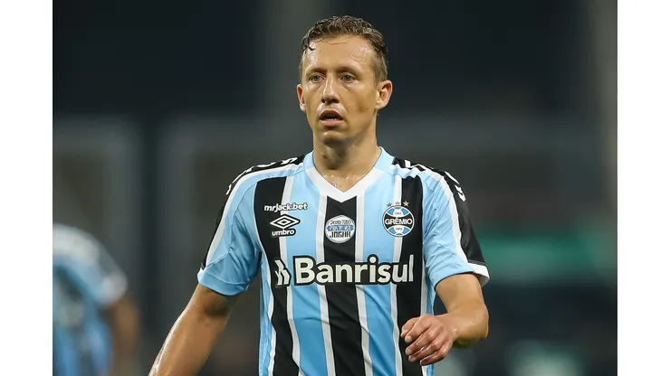 Foto: Pedro H. Tesch/AGIF - Lucas Leiva tem problema de última hora no Grêmio