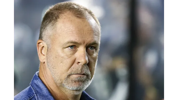 RIO DE JANEIRO, BRAZIL - MAY 02: Head coach Mano Menezes of Cruzeiro looks on during a match between Vasco da Gama and Cruzeiro as part of Copa CONMEBOL Libertadores 2018 at Sao Januario Stadium on May 02, 2018 in Rio de Janeiro, Brazil. (Photo by Buda Mendes/Getty Images)
