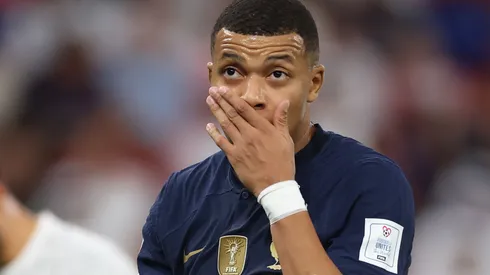 Foto: (Alex Grimm/Getty Images) – Torcedores pediram para que o árbitro brasileiro expulse Mbappé nas quartas de final da Copa do Mundo, no sábado (10)
