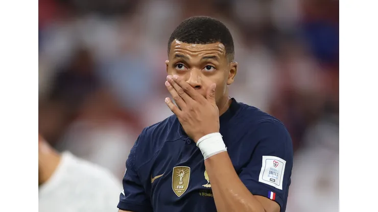 Foto: (Alex Grimm/Getty Images) - Torcedores pediram para que o árbitro brasileiro expulse Mbappé nas quartas de final da Copa do Mundo, no sábado (10)