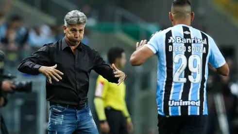 Foto: (Pedro H. Tesch/AGIF) – Renato brincou com a forma física de Diego Souza no Grêmio