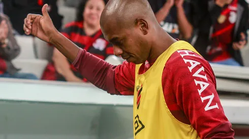 Foto: (Gabriel Machado/AGIF) – Fernandinho deve perder um de seus companheiros de posição no Athletico
