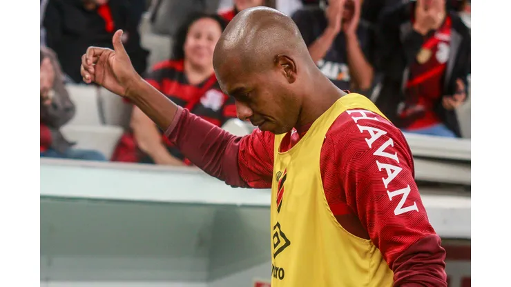 Foto: (Gabriel Machado/AGIF) - Fernandinho deve perder um de seus companheiros de posição no Athletico