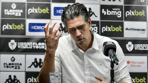 Foto: (Thiago Ribeiro/AGIF) – Paulo Bracks durante coletiva do Vasco nesta terça (6)