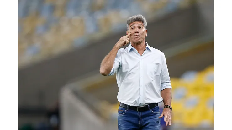 RIO DE JANEIRO, BRAZIL - OCTOBER 30: Renato Gaucho coach of Flamengo reacts during a match between Flamengo and Atletico Mineiro as part of Brasileira 2021 at Maracana Stadium on October 30, 2021 in Rio de Janeiro, Brazil. (Photo by Wagner Meier/Getty Images)