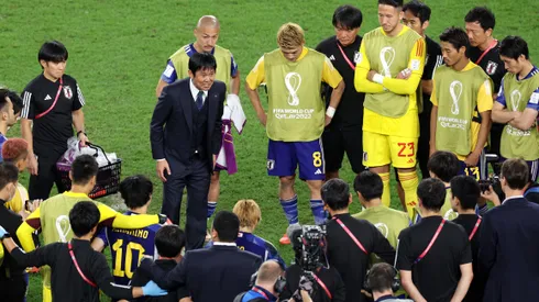 Foto: (Elsa/Getty Images) – Hajime Moriyasu orienta os jogadores do Japão antes da decisão por pênaltis contra a Croácia nas oitavas de final da Copa do Mundo