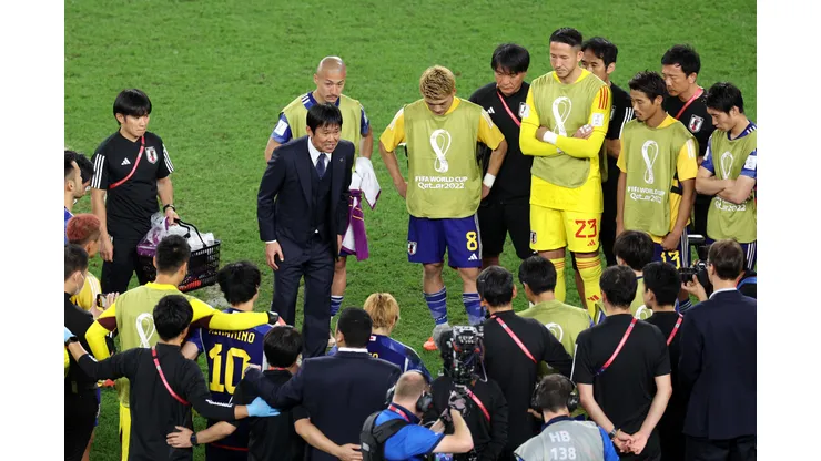 Foto: (Elsa/Getty Images) - Hajime Moriyasu orienta os jogadores do Japão antes da decisão por pênaltis contra a Croácia nas oitavas de final da Copa do Mundo