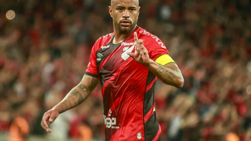 Foto: (Gabriel Machado/AGIF) – Thiago Heleno, zagueiro do Athletico-PR