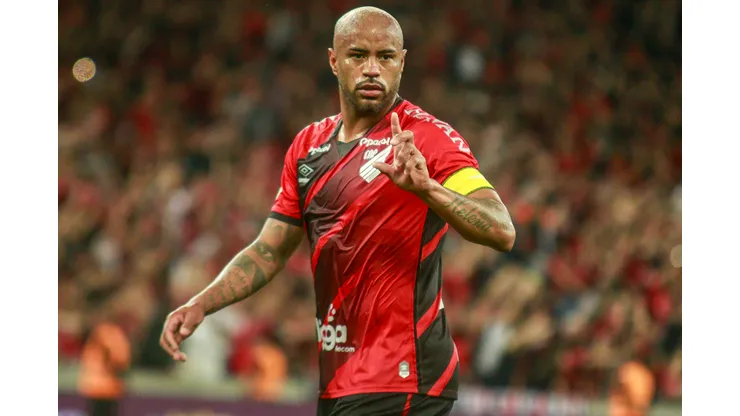 Foto: (Gabriel Machado/AGIF) - Thiago Heleno, zagueiro do Athletico-PR