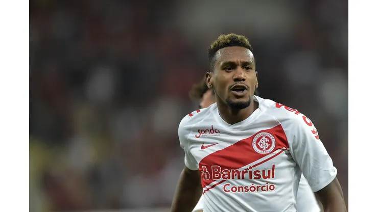 Foto: Thiago Ribeiro/AGIF - Edenilson deve deixar o Internacional em 2023
