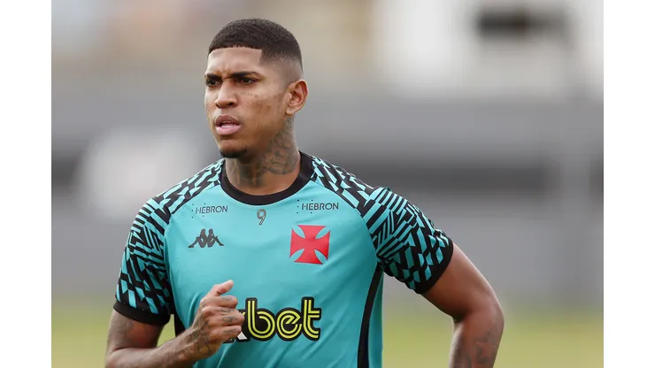 Foto: (Foto: Daniel Ramalho/Vasco) - Raniel é um dos cinco jogadores que não permanecerão no Vasco para a temporada 2023