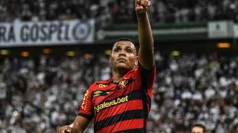 Foto: (Kely Pereira/AGIF) – Mikael, ex-Sport, não é mais jogador do Internacional