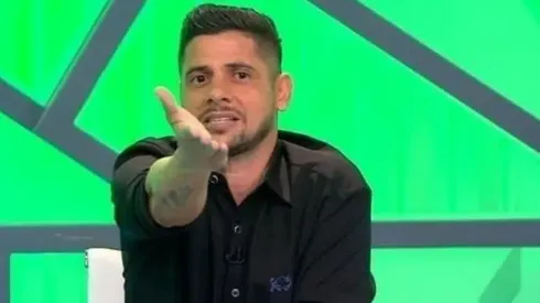 Foto: (Divulgação/Arena SBT) – Cicinho se envolveu em polêmica com o Flamengo