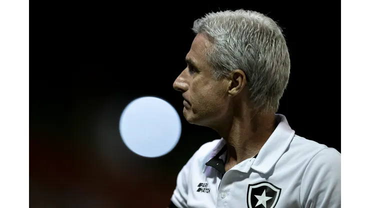Jorge Rodrigues/AGIF- Luís Castro, técnico do Botafogo