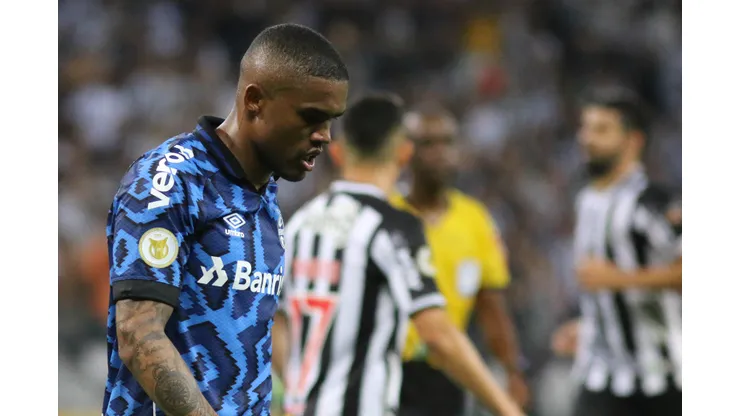 Fernando Moreno/AGIF- Douglas Costa, em sua passagem pelo Grêmio